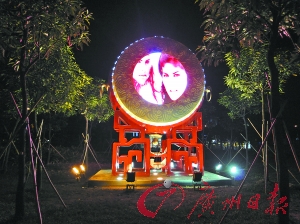 “激情”鼓面直径很宽,运输时,制作方需要先把圆形LED切割为两块,到场后再重新贴合,十分考功夫