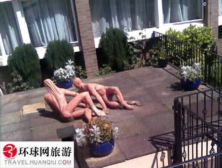 这个雕像位于伦敦克拉伦登酒店