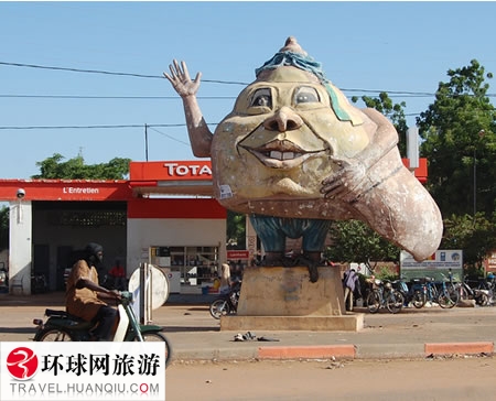 这个丑陋的雕像位于非洲布基纳法索